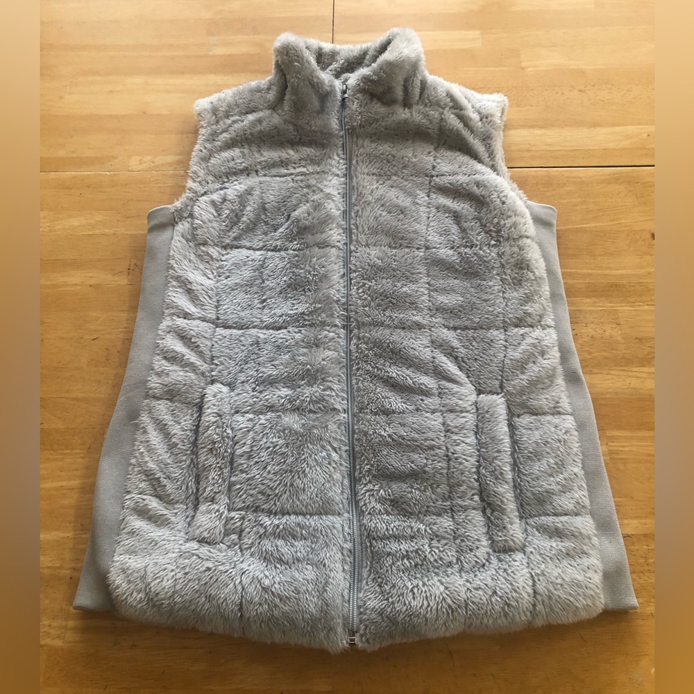 New York & Company Soft Gray Faux Fur Vest Size XS